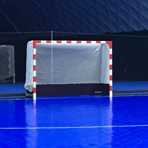 Handbaldoel - zaalvoetbaldoel model HD02 19 Zaaldoelen met hockeyschot. Onze vaste zaaldoelen met knooploos hockeynet en ons inzetbaar hockeyschot uitgevoerd.